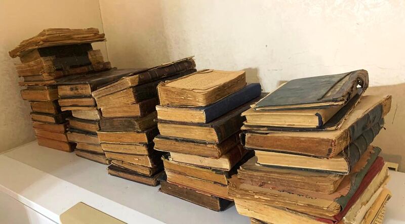 بالصور: مقتنيات كثيرة في خزانة أسرة الشيخ عبد الله بن راشد الطوقي