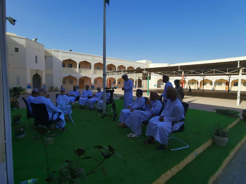 مدرسة تُقدِّم حلًا لثقل الحقيبة المدرسية.. ومديرها يوضحه