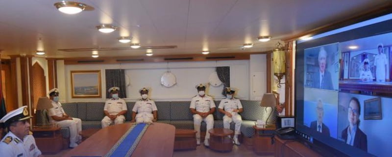 وزارة الدفاع توقع على تجديد اتفاقية جائزة السلطان قابوس للإبحار الشراعي