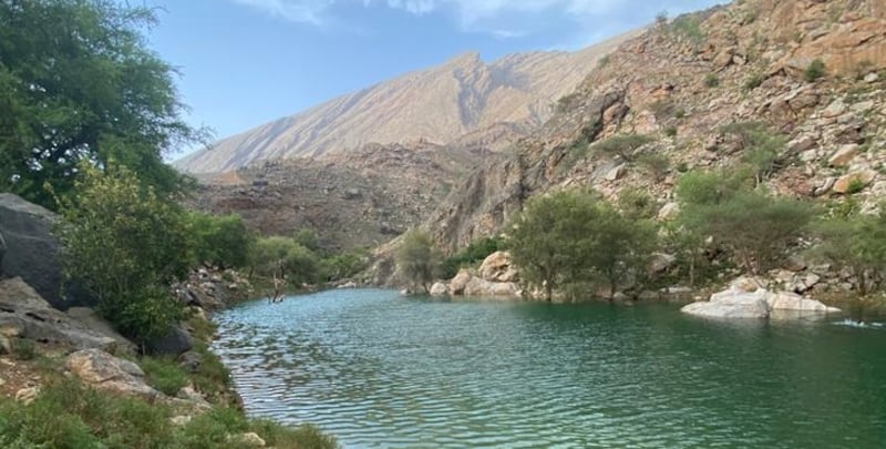 تدفق المياه يُغريك إلى زيارة أحد أودية عبري