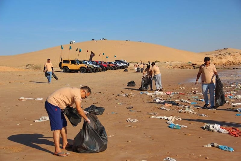بالصور : فريق تطوعي ينظم حملة لتنظيف أحد شواطئ السلطنة