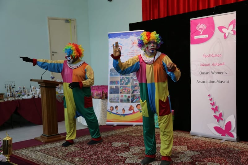 بالصور: رسم البسمة على وجوه أطفال يتامى