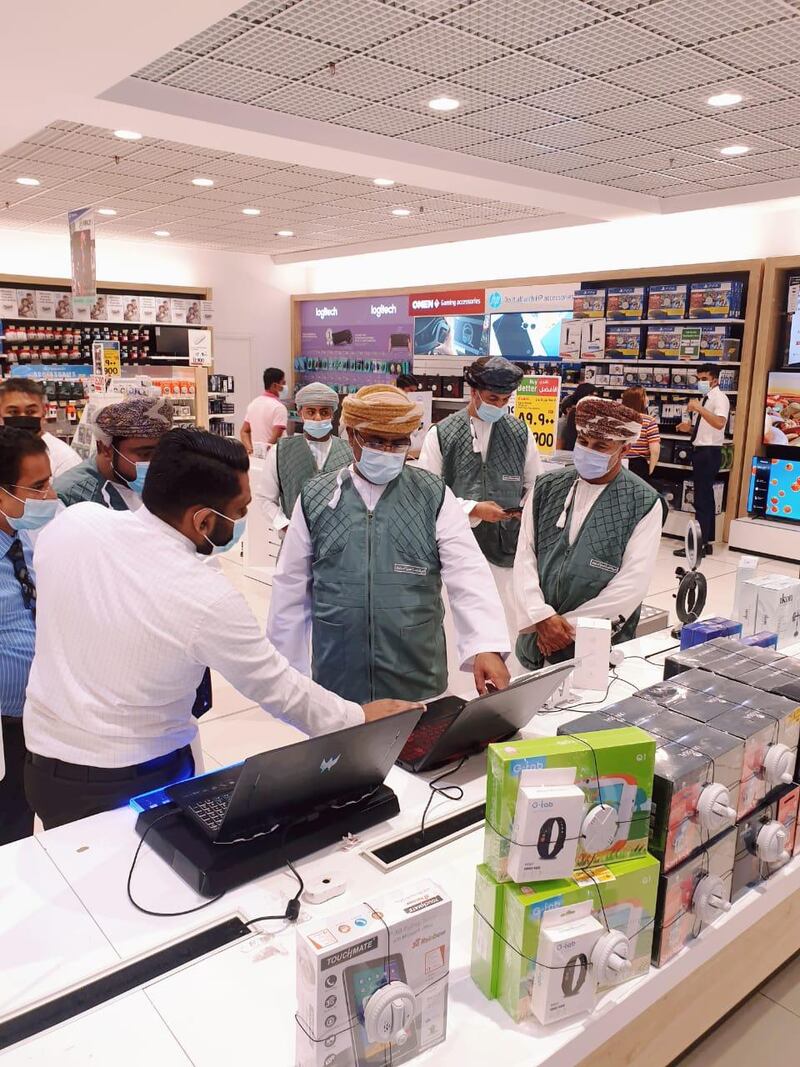 في زيارة مفاجئة للحكماني: المستهلك تقف على أسعار الحواسيب وتوضح البدائل