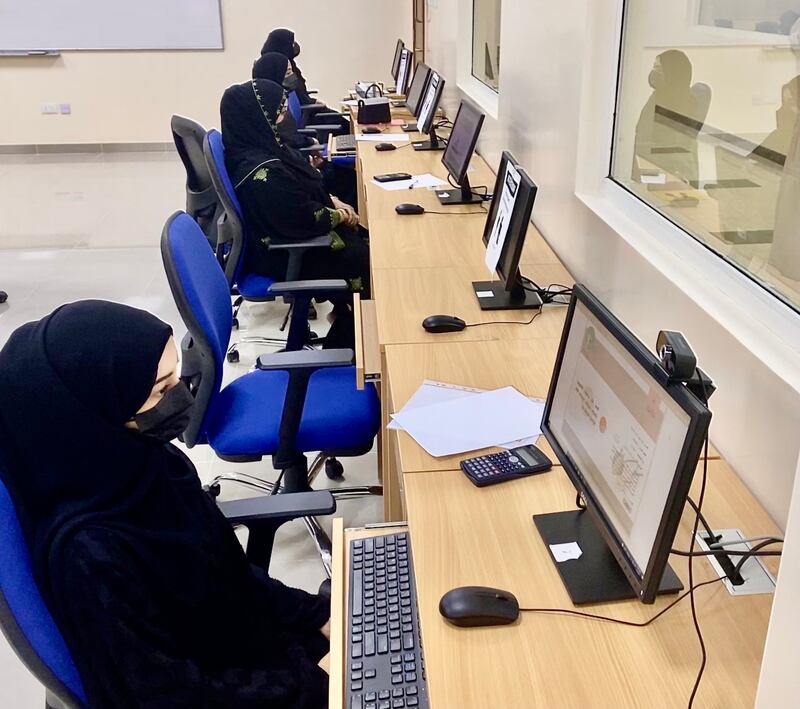 أكثر من 300 باحث عن عمل يتنافسون على وظائف حكومية