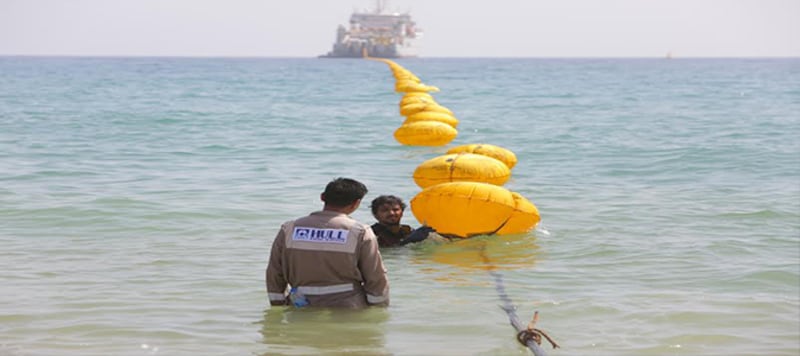 عمانتل ترسي أحد أطول الكابلات البحرية بالعالم في السلطنة