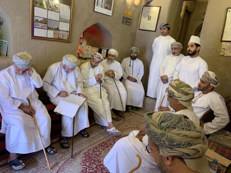 بالصور: عُمانية تُحوّل منزل أسرتها القديم إلى مَعلَمٍ زوّارُه من داخل السلطنة وخارجها