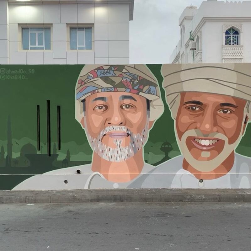 فنانان تشكيليان يتحدثان عن اللوحة الجدارية في سوق الخوض