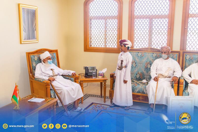 بالصور: سماحة الشيخ المفتي يكرم طفلا حفظ القرآن كاملا