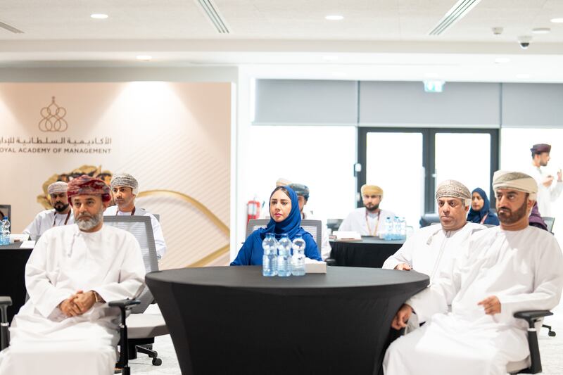 خطوة إستراتيجية لتحقيق الاستدامة: الأكاديمية السلطانية للإدارة تطلق برنامجًا لتعزيز الكفاءات الوطنية في مجال البحوث البيئية الميدانية