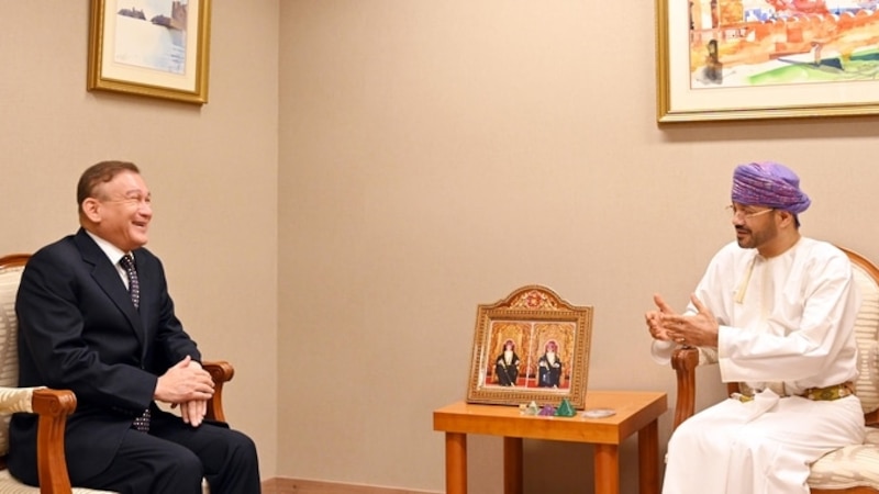 السيد بدر يودع السفير الكازاخستاني