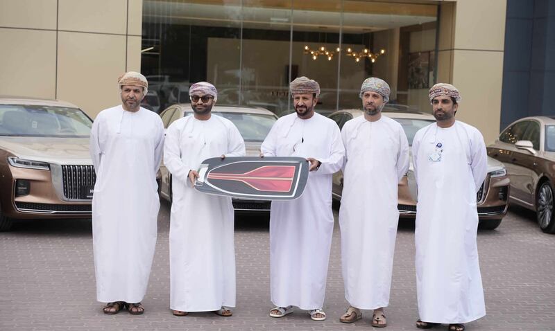 شركة محسن درويش تدعم نهائي سباقات الهجن بـ10 سيارات