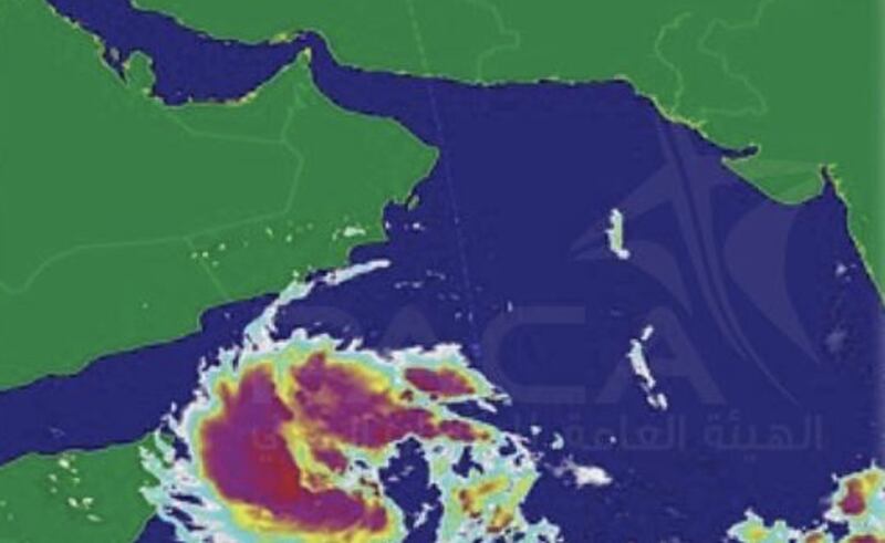 وصول السحب المصاحبة لسواحل السلطنة والطيران المدني تصدر تحديثًا