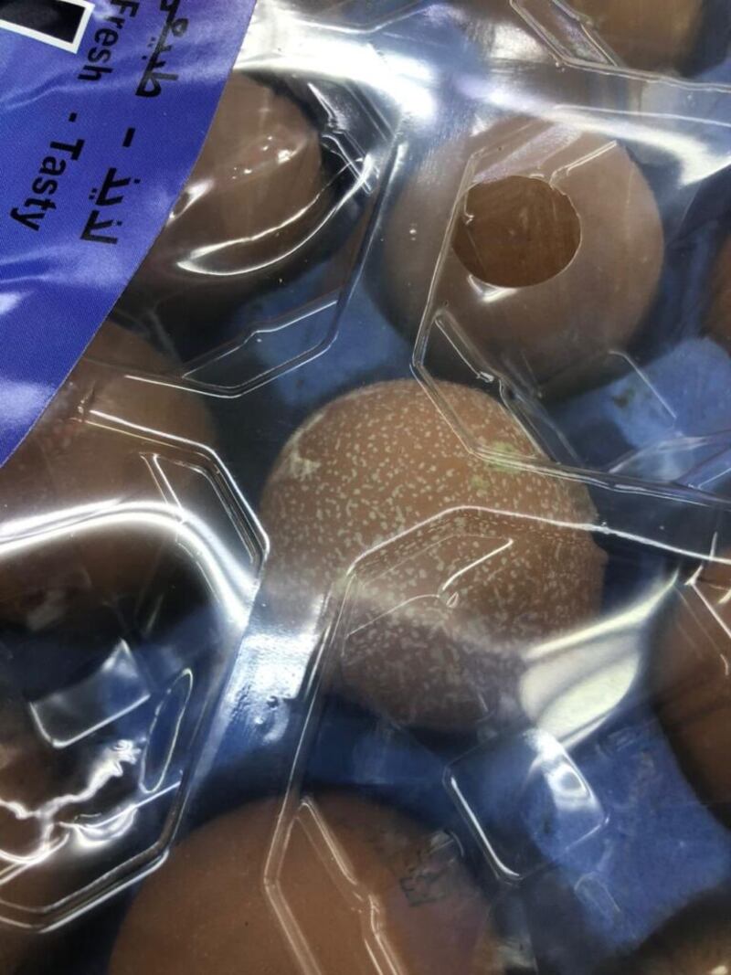 إتلاف بيض فاسد في مركز تجاري