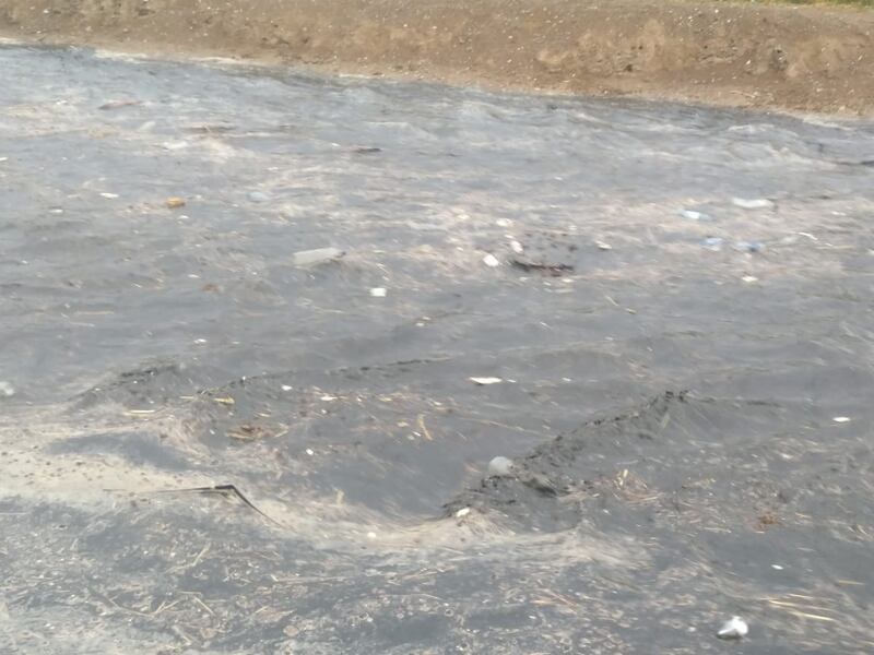 بالصور: وادٍ أسود في الخابورة ومواطنون مُتفاجِئون