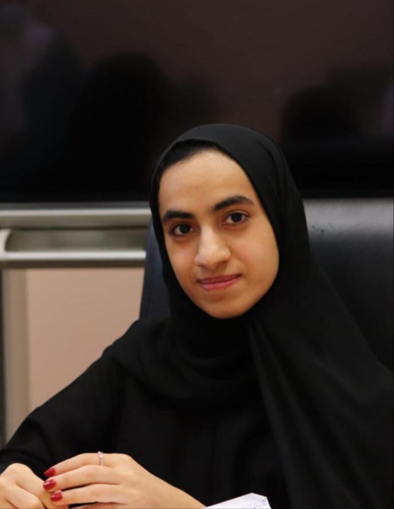 طُلاب يبتكرون “حافظة أدوية” بنظام إلكتروني.. ورئيسهم يوضح مزاياها