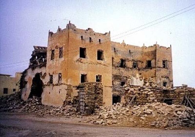 بالصور: معلم تراثي عُماني يُعطي شعاعًا أحمر بالليل  ينتظر الترميم