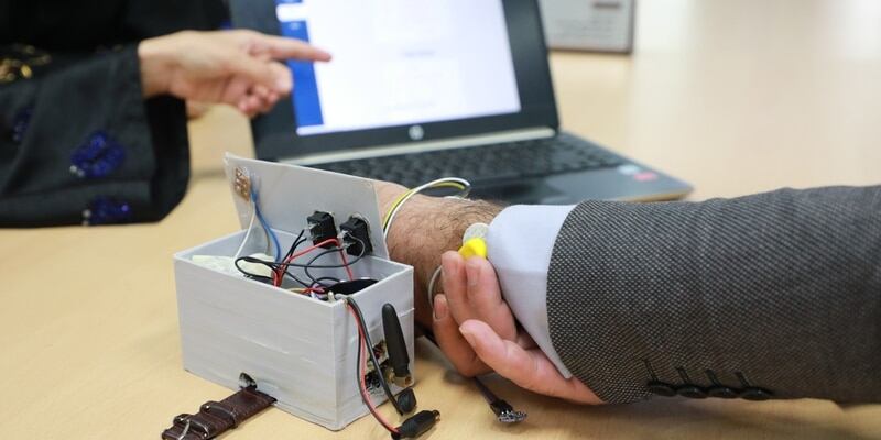 طالبتان عمانيتان تبتكران سوارًا ذكيًا للكشف المبكِّر عن نوبات الصرع