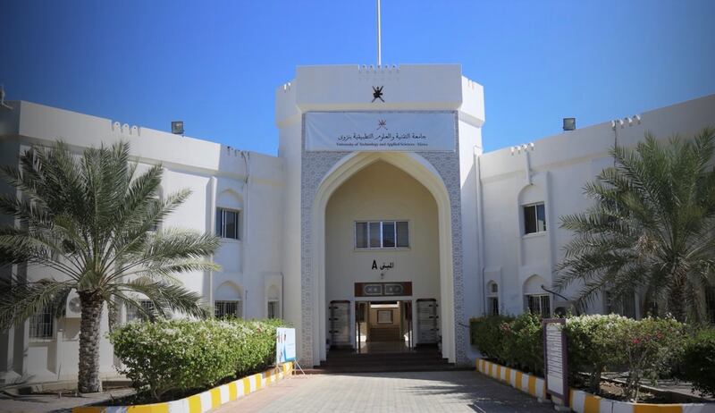 تخريج طلبة عبر الاتصال المرئي