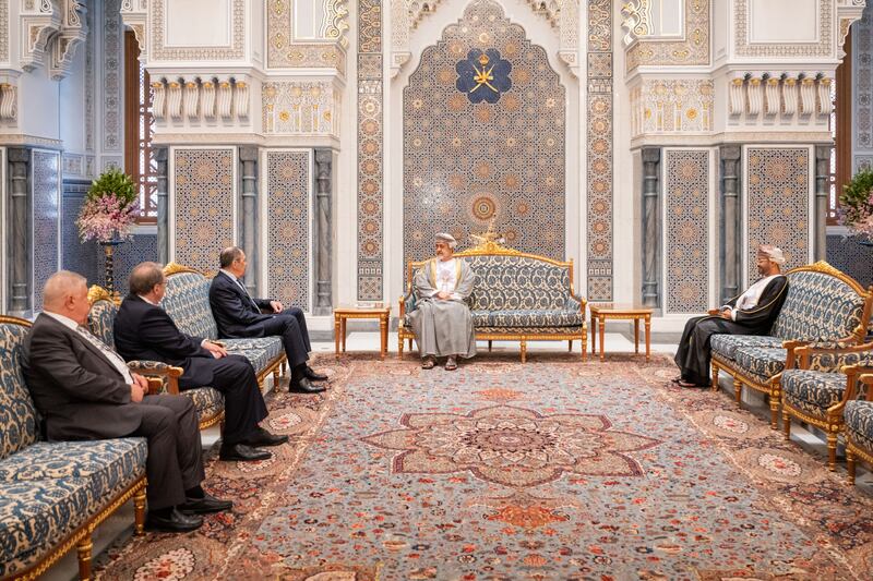 بالصور: جلالة السلطان يلتقي بوزير الخارجية الروسي