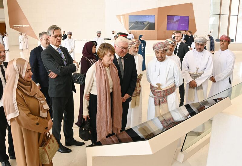 بالصور: الرئيس الألماني وحرمه يتعرفان على ملامح من التاريخ العماني العريق
