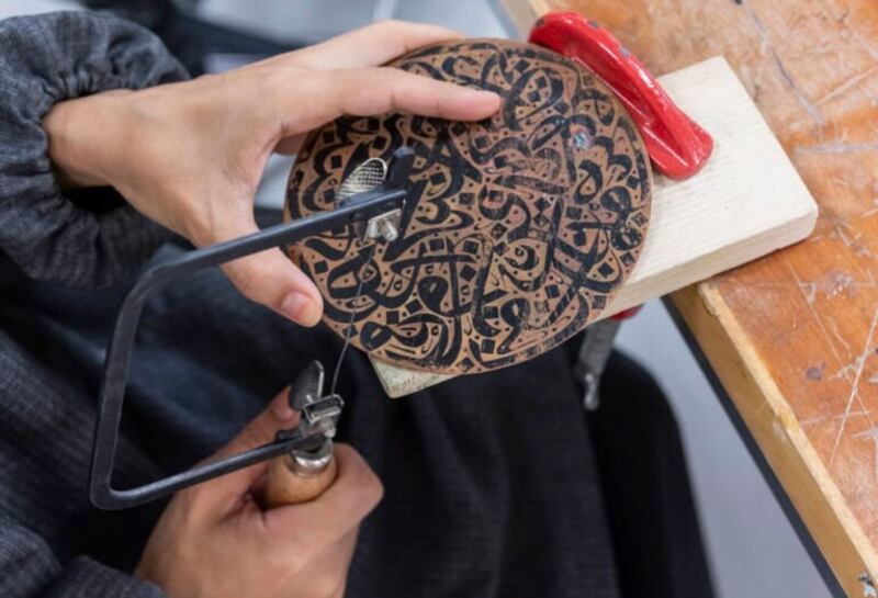 أمل الإسماعيلية نموذجًا: كاتبة كندية تكتب مقالًا عن ارتباط المرأة العمانية بصياغة الفضة