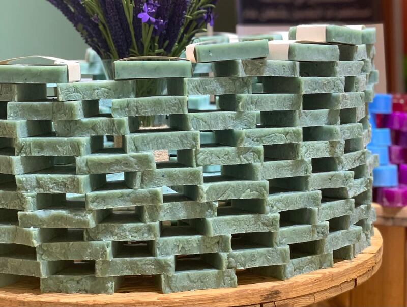 أسرة عمانية تنجح في إنشاء شركة لصناعة المنتجات التجميلية