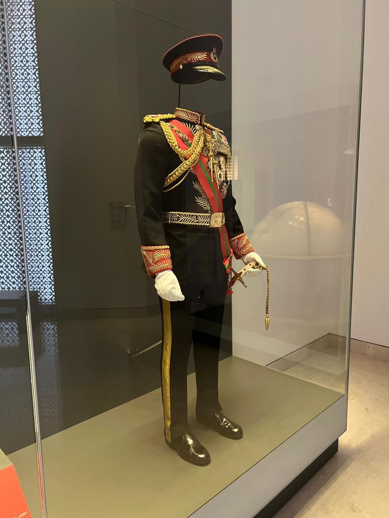 تعرف على بدلة السلطان قابوس التي تُعدّ أرفع أنواع البدلات العسكرية