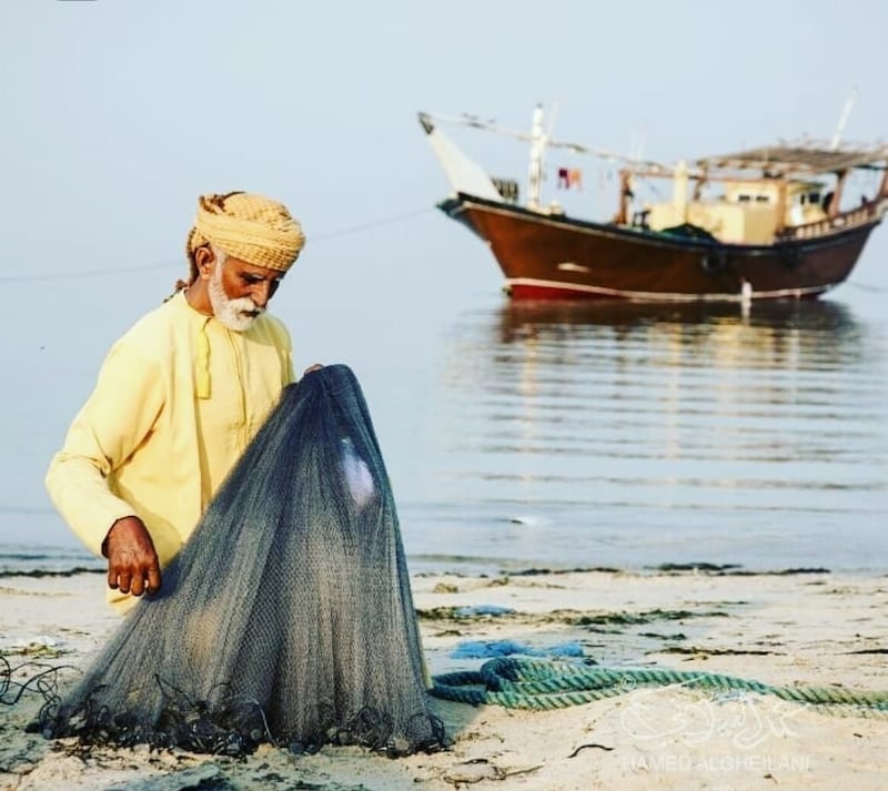 عندما يتفنن الصياد: العم خاطر يستثمر خبرته في جذب “التونة العنيدة”