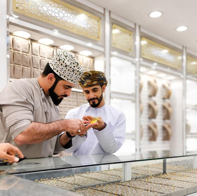 شاب عُماني يحوّل شغفه في صياغة الذهب إلى مهنة وتجارة، فما حكايته؟