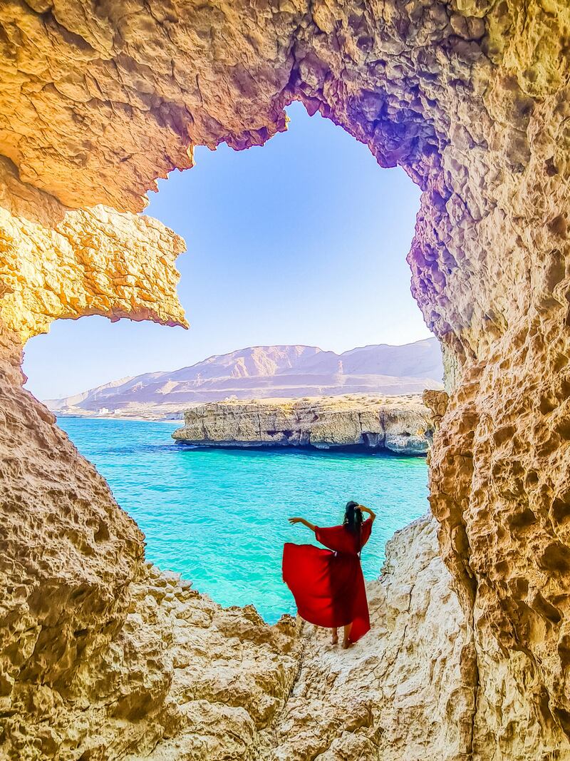 مقيمة تجوب الأماكن السياحية وتُعرّف الآخرين بجمال الطبيعة العمانية عبر حساباتها