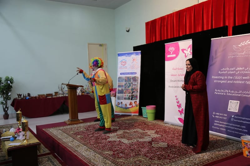 بالصور: رسم البسمة على وجوه أطفال يتامى