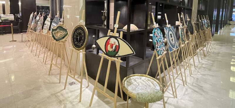 بينها لوحة للسيدة الجليلة: معرض لوحات بفن الريزن لفنانتين عمانيتين