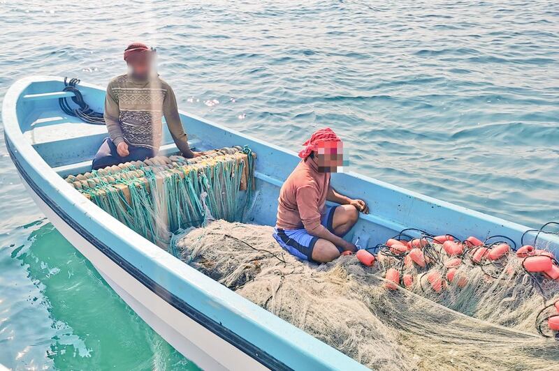 بالصور: عماني ووافدان يخالفون قانون الصيد البحري