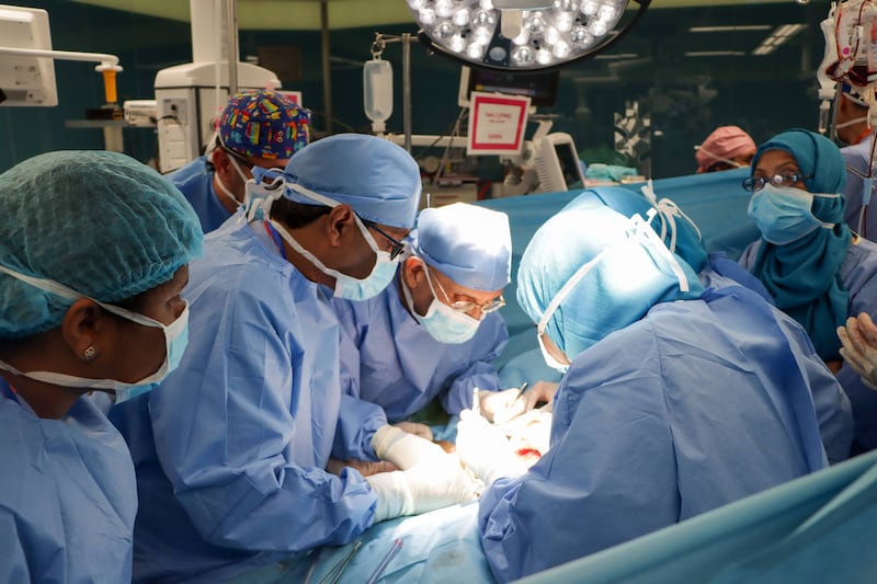 إنجاز طبي استثنائي لسلطنة عمان: فصل أحد أندر أنواع التوائم الملتصقة خلال 19 ساعة