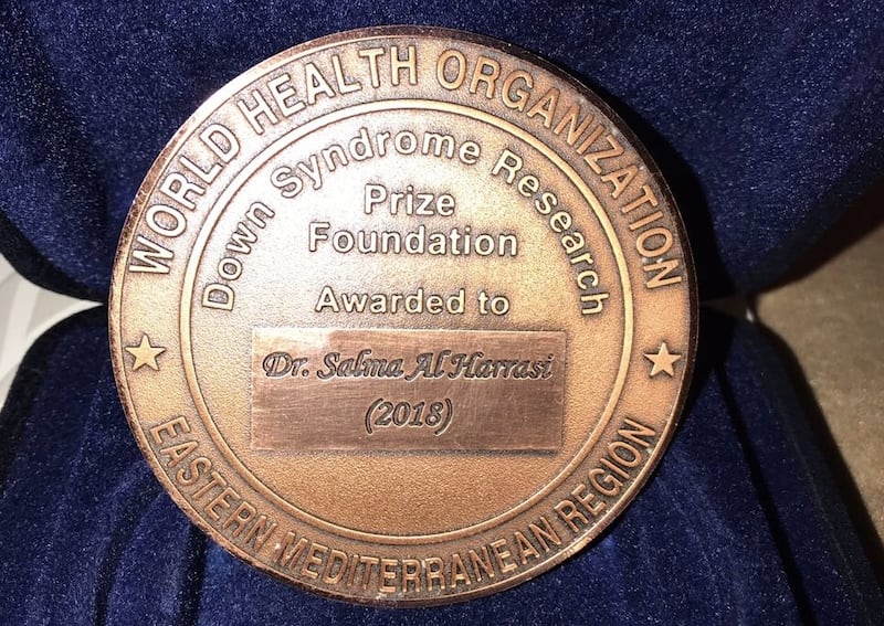 تكريم العُمانية الفائزة بجائزة البحوث في مجال متلازمة داون