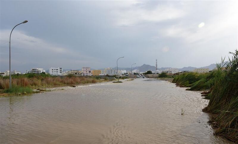 بالصور: جريان عدد من الأودية في العامرات