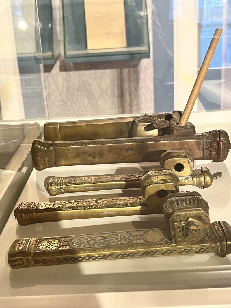 بالصور: محابر عُمانية قديمة ومكاييل نحاسية لوزن الحبوب عليها طغرائية أحد السلاطين