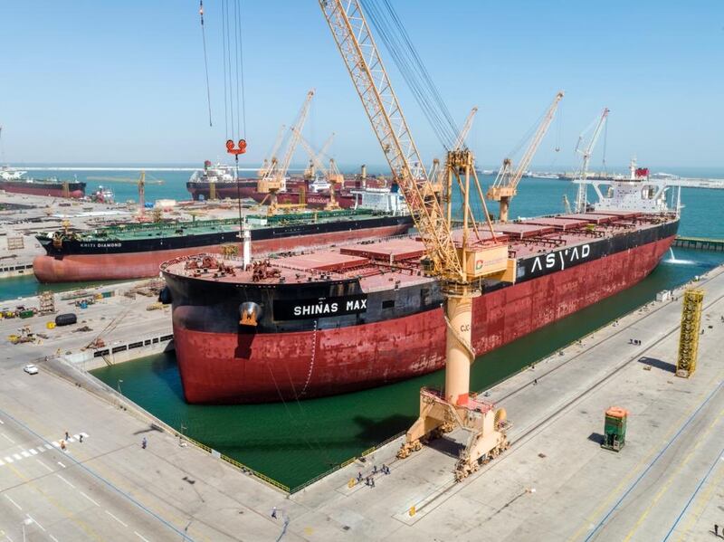 يستفيد من خدماته أكثر من 35 دولة: تعرف على “الحوض الجاف” في الدقم