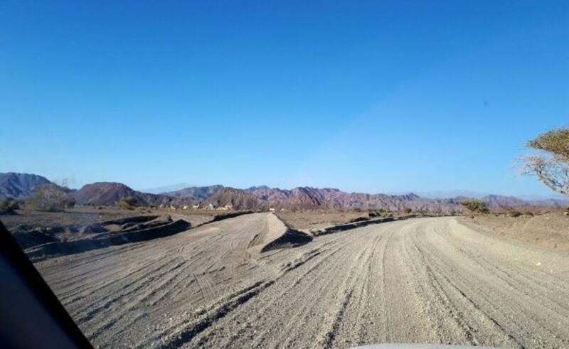 وعورة واستنشاق للأتربة: أهالي “خميلة” بنزوى يُناشدون #النقل