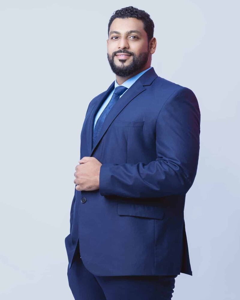 خبير عماني يُعطيك دروسًا في كيفية الطريقة الصحيحة للسباحة والاستمتاع بها