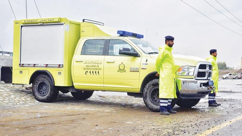 إنقاذ شخصين احتجزا بمجرى وادٍ ⁧‫