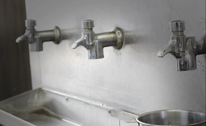 بسبب الثلاجات العامة: تعرض أشخاص للصعق ومسقط لتوزيع الكهرباء تصدر تنبيهًا