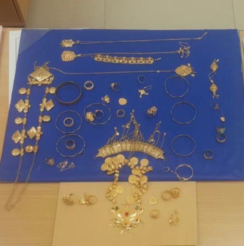 3 يسرقون ذهبًا ومبالغ من منزل مواطن