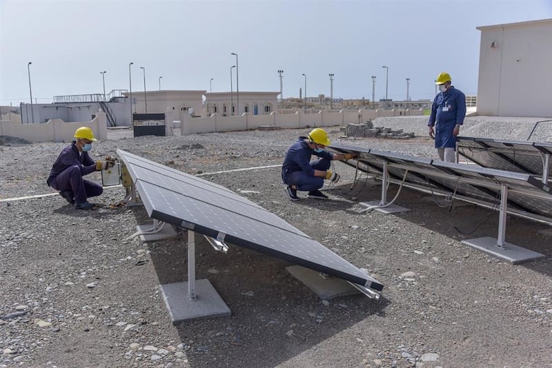 طالبان عمانيان ينفّذان برنامجًا يعتمد كليا على الطاقة المتجددة