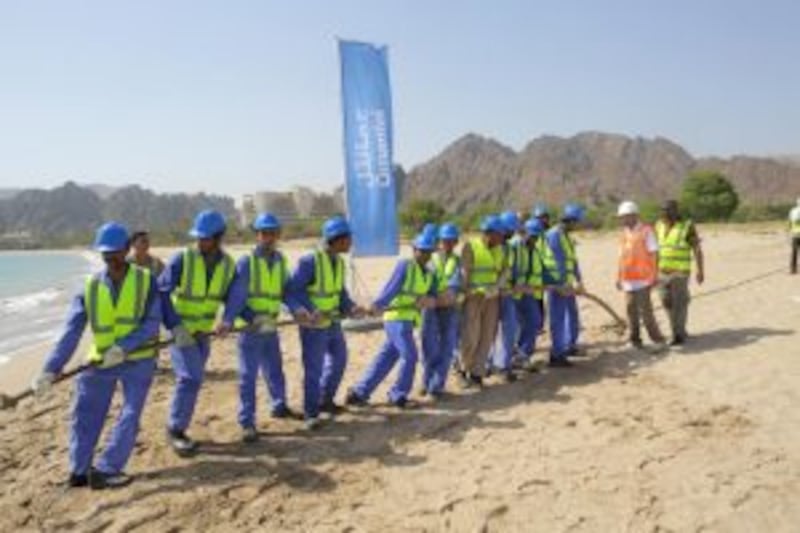 عمانتل ترسي أحد أطول الكابلات البحرية بالعالم في السلطنة