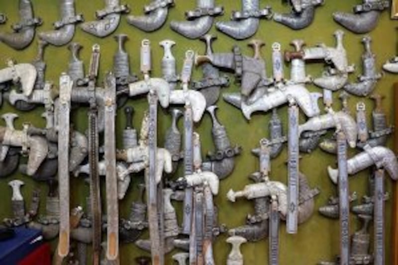 صناعة الفضيات حرفة عُمانية أصيلة… ومواطن يوضح عمله فيها