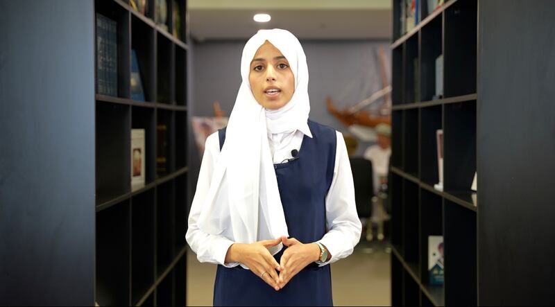 مُعلّمة تساعد طالبتها على حفظ أكثر من 3000 بيت شعر؛ فماذا قالتا عن مشروع “بيرق التميز”؟