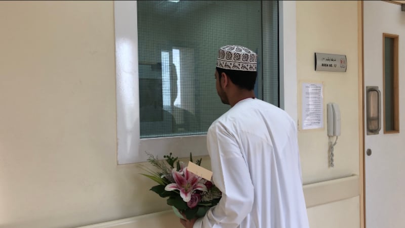 الموظفة التي انهارت في مكان عملها لا تزال في المستشفى وشقيقها يوضح حالتها