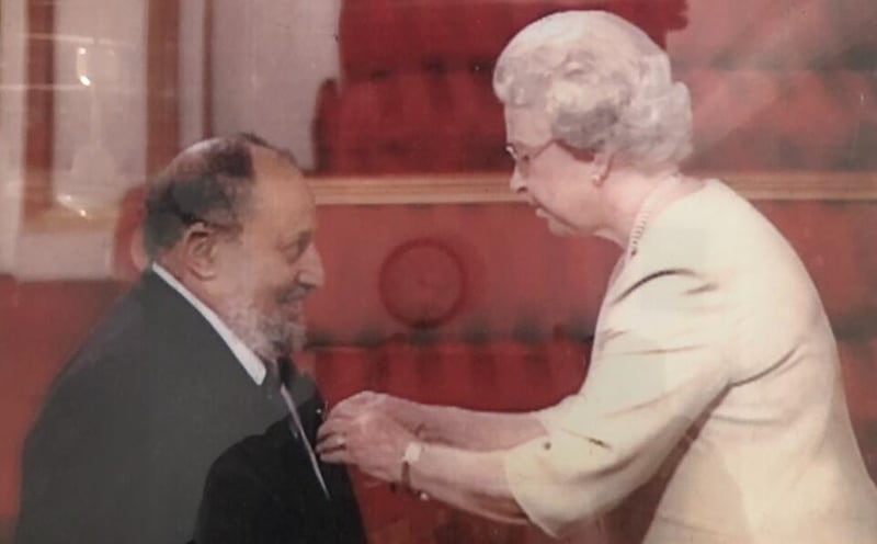 العُماني الذي كرّمته ملكة بريطانيا لأعماله التطوعيّة