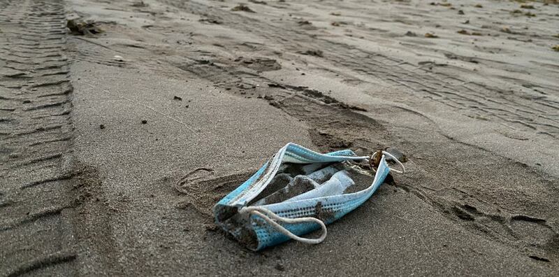 وزارة البيئة تحذر من خطر التخلص الخاطئ للكمامات